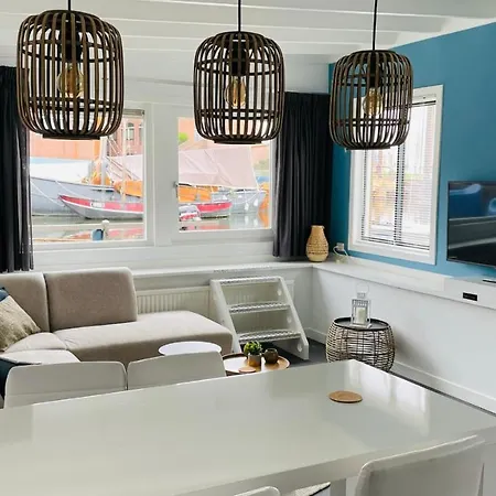 Woonboot 4 *
