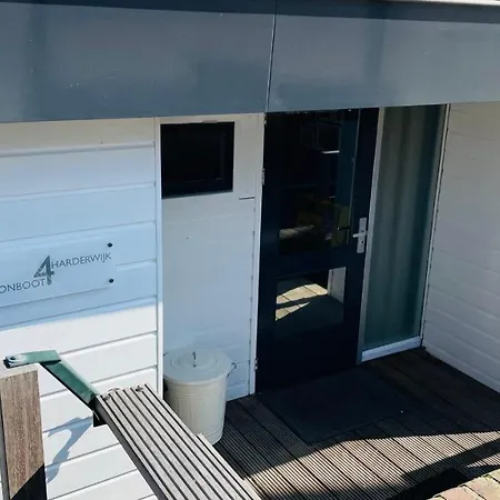 Woonboot 4 *