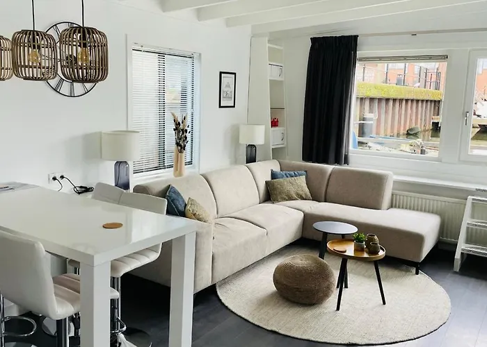 Bateau-hôtel Woonboot 4 *