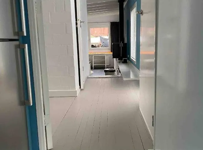 Bateau-hôtel Woonboot 4 *